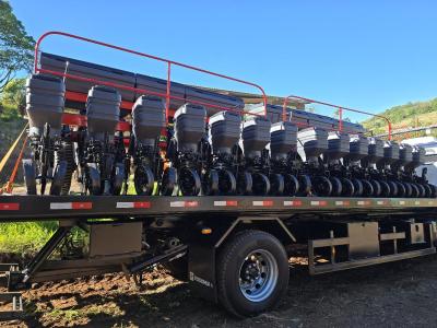 Nova Laranjeiras recebe novos equipamentos para agricultura e infraestrutura